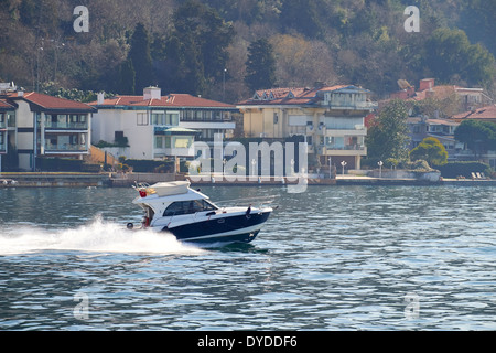 Un bateau rapide sur le détroit du Bosphore, Istanbul en Turquie. Banque D'Images