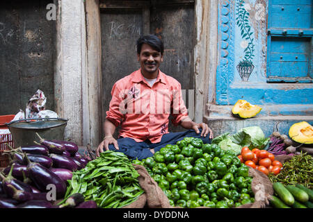 Un vendeur de légumes dans l'ancien domaine de Varanasi Banque D'Images