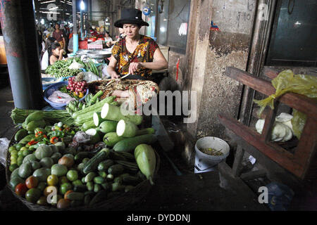 Les vendeurs de légumes sur le marché de Siem Reap. Banque D'Images