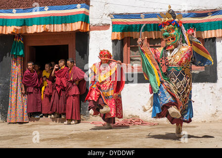 Les moines bouddhistes l'exécution d'une danse rituelle à la Phayang cham festival. Banque D'Images