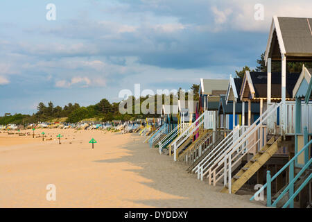 Voir le long d'une plage avec des cabines de plage. Banque D'Images