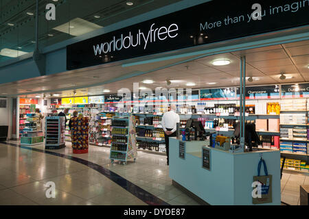 World Duty Free Shop à l'aéroport de Gatwick. Banque D'Images