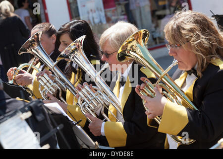 Quatre membres de la bande de femmes jouant des cornes de baryton. Banque D'Images