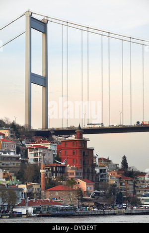 Pont Fatih Sultan Mehmet sur le détroit du Bosphore, Istanbul en Turquie. Banque D'Images