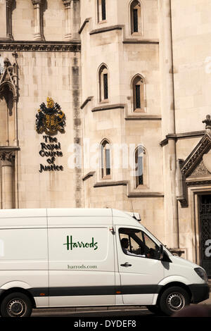 En dehors de la van Harrods Royal Courts of Justice de Fleet Street à Londres. Banque D'Images