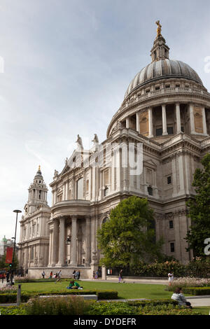 Façade Sud de la Cathédrale St Paul avec jardins et Dome. Banque D'Images