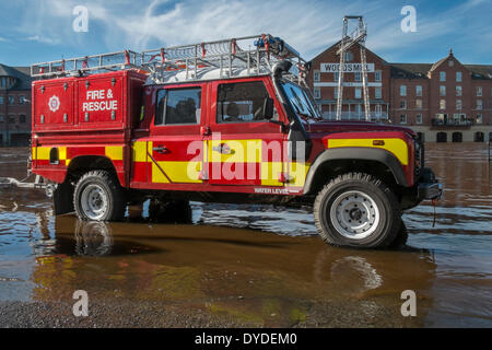Land Rover d'incendie et de sauvetage pendant les inondations dans le centre-ville de York. Banque D'Images