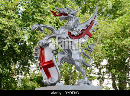 Statue d'un dragon qui marque la limite de la ville de Londres. Banque D'Images