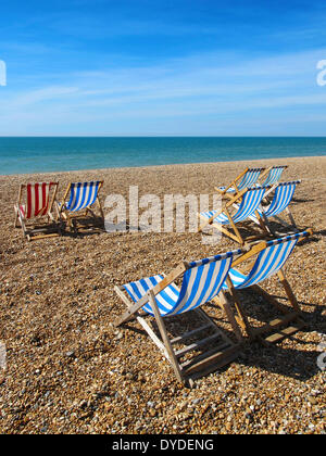 Transats sur la plage de Brighton. Banque D'Images