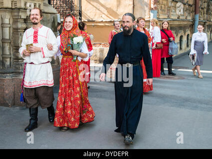 Tout couple marié à la suite d'une cérémonie de mariage Orthodoxe traditionnelle à Saint Petersbourg. Banque D'Images