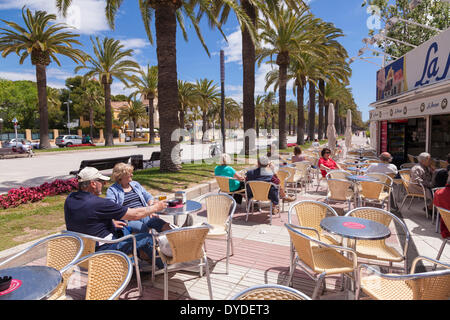 Les touristes profiter du soleil dans un café de la rue sur la promenade de Salou. Banque D'Images