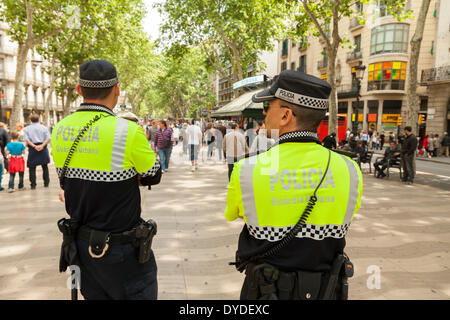 Deux policiers la police Guardia Urbana La Rambla de Barcelone. Banque D'Images