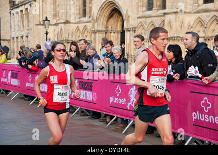 Les spectateurs applaudir les athlètes comme ils passent devant la cathédrale de York dans le premier Plusnet Yorkshire Marathon. Banque D'Images