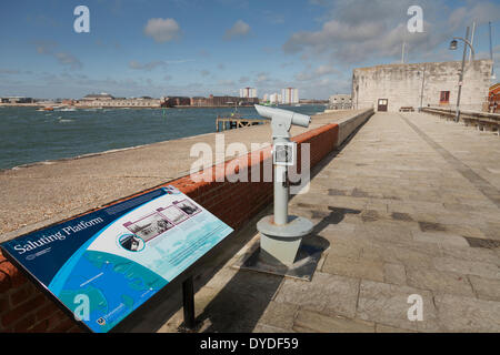 Plate-forme de réception du salut à l'entrée de Portsmourh Port. Banque D'Images