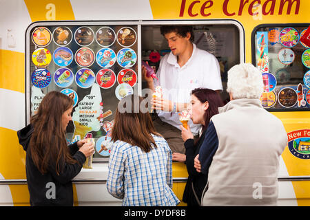 Les gens d'acheter des glaces à partir d'un van. Banque D'Images