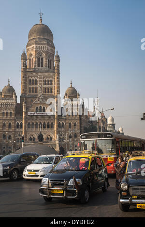 Le trafic important près du quartier général de la Corporation municipale du grand Mumbai. Banque D'Images