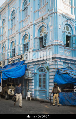 Un policier monte la garde à l'extérieur du Keneseth Eliyahoo Synagogue. Banque D'Images