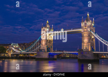 Une vue sur le Tower Bridge de nuit. Banque D'Images