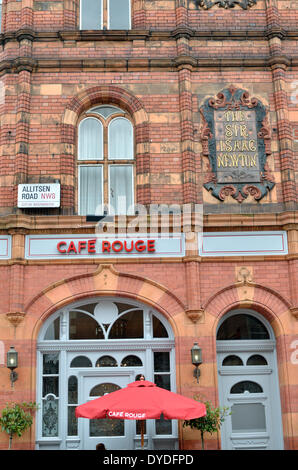 Café Rouge était autrefois le pub Sir Isaac Newton à St Johns Wood High Street. Banque D'Images