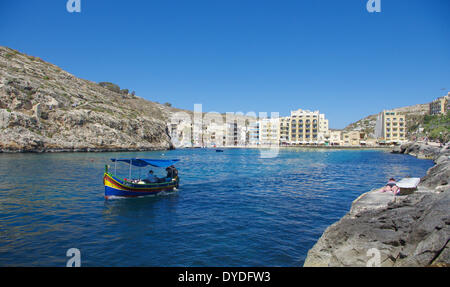 Un bateau de pêche traditionnel maltais quitte Xlendi. Banque D'Images
