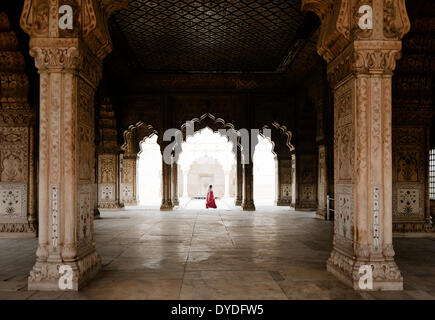 Regardant à travers Diwan iKhas hammams vers au Fort Rouge à New Delhi. Banque D'Images