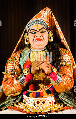 Spectacle de danse culturelle traditionnelle Kerala folklore au Théâtre culturel de Fort Kochi. Banque D'Images