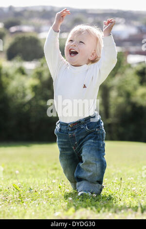 18 mois bébé garçon très heureux sur une colline. Banque D'Images
