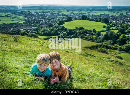 Deux garçons sur le dessus de Gastonbury Tor. Banque D'Images