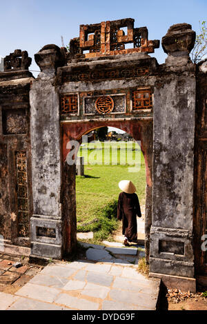 Une ancienne porte à l'intérieur de la citadelle de Hue. Banque D'Images