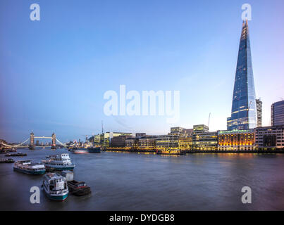 Le Shard avec la Tamise et le Tower Bridge. Banque D'Images