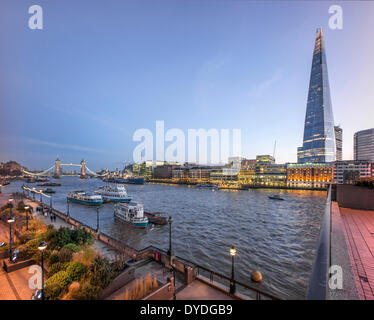 Le Shard avec la Tamise et le Tower Bridge. Banque D'Images