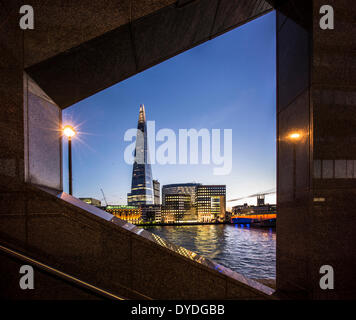 Le Shard avec Southwark Cathedral et London Bridge. Banque D'Images