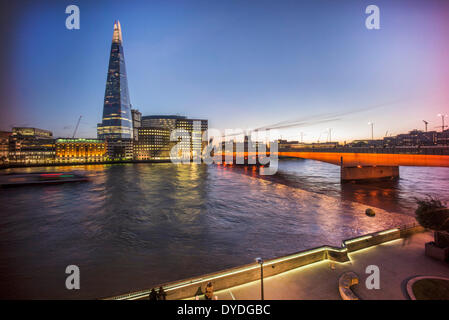 Le Shard avec Southwark Cathedral et London Bridge. Banque D'Images