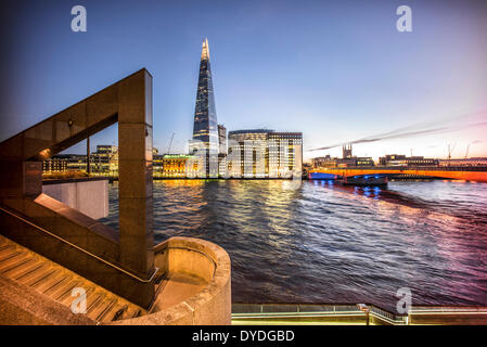 Le Shard avec Southwark Cathedral et London Bridge. Banque D'Images