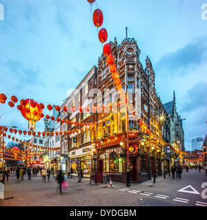 Décorations pour le Nouvel An chinois dans la région de Wardour Street à Londres au crépuscule. Banque D'Images