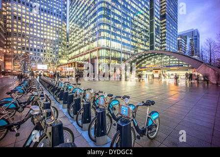 La station de métro de Canary Wharf et Boris bikes. Banque D'Images