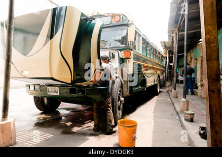 Un bus de poulet bien laver et de révision au dépôt avant le voyage de Guatemala City à Panajachel. Banque D'Images