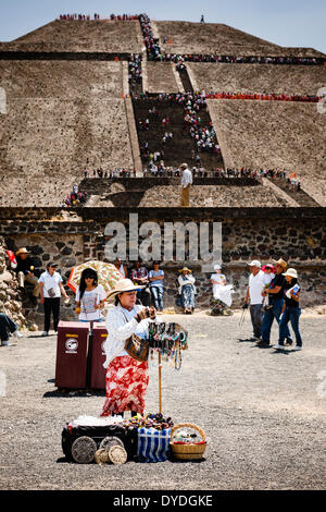 L'un des nombreux fournisseurs de souvenirs en face de la pyramide du Soleil à Teotihuacan dans la ville de Mexico. Banque D'Images