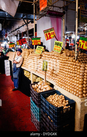 Un vendeur au Mercado de la Merced à Mexico. Banque D'Images