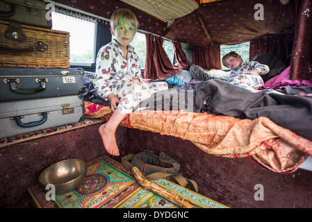 Deux garçons s'amusant dans un camping-car VW à un festival. Banque D'Images