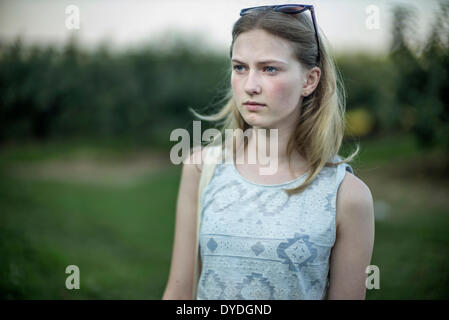 La rêverie girl à la campagne. Banque D'Images