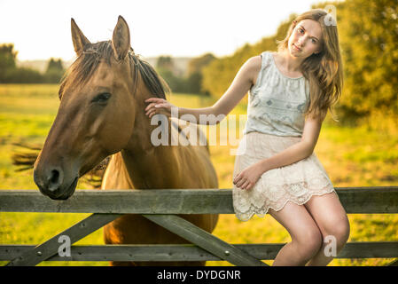 Une jeune fille de 15 ans avec un cheval. Banque D'Images