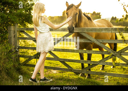 Une jeune fille de 15 ans avec un cheval. Banque D'Images