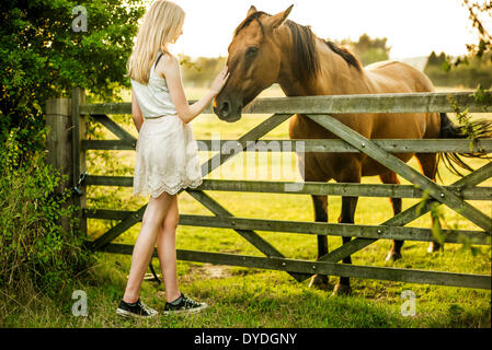 Une jeune fille de 15 ans avec un cheval. Banque D'Images