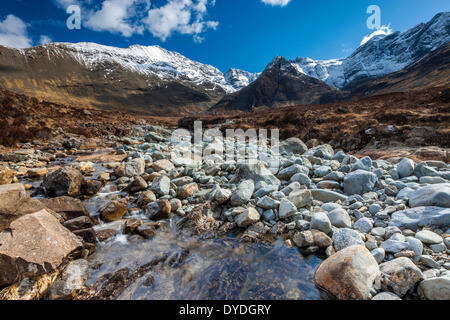 Les Cuillin Hills d'à côté de l'Allt une Mhadhaidh coco sur le conte de marcher dans des piscines sur la fragile Glen Isle of Skye. Banque D'Images