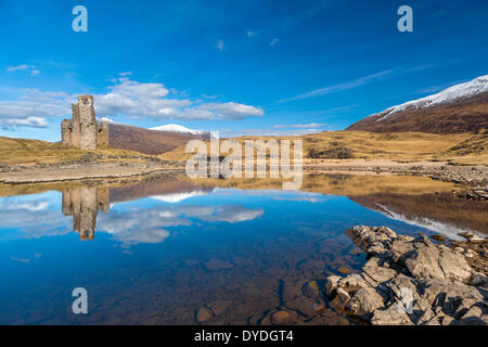 Ardvreck Castle qui est un château du 16ème siècle sur les rives du Loch Assynt. Banque D'Images