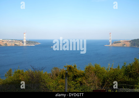 Vue de Yoros Castle vers un troisième pont traversant le Bosphore, la mer Noire à l'Anadolu Kavagi, Istanbul, Turquie. Banque D'Images