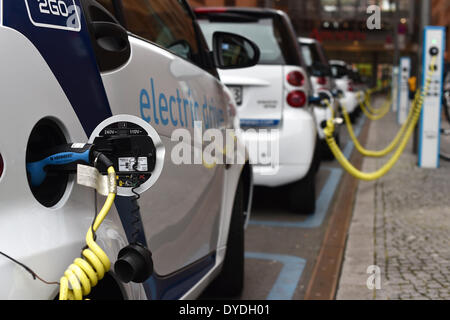 Berlin, Allemagne. 10 avr, 2014. Smart fortwo electric drive véhicules de location de la société d'autopartage car2go sont facturés à la Potsdamer Platz à Berlin, Allemagne, 10 avril 2014. Photo : Jens/Kalaene ZB/dpa/Alamy Live News Banque D'Images