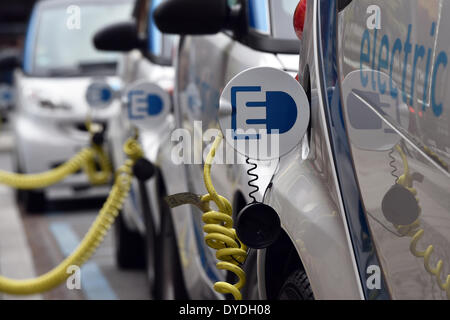 Berlin, Allemagne. 10 avr, 2014. Smart fortwo electric drive véhicules de location de la société d'autopartage car2go sont facturés à la Potsdamer Platz à Berlin, Allemagne, 10 avril 2014. Photo : Jens/Kalaene ZB/dpa/Alamy Live News Banque D'Images