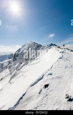 Une vue de pilier de marqueur en haut de la piste vers Snowdon Pyg summit dans le parc national de Snowdonia. Banque D'Images